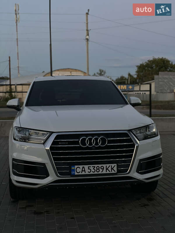 Позашляховик / Кросовер Audi Q7 2016 в 