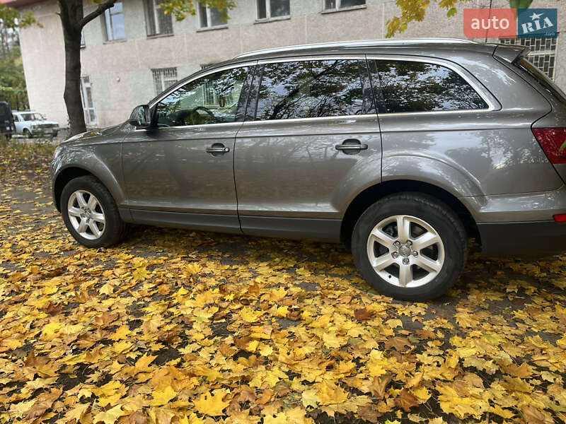 Внедорожник / Кроссовер Audi Q7 2011 в Нетешине