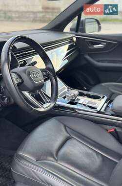 Позашляховик / Кросовер Audi Q7 2021 в 