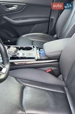 Позашляховик / Кросовер Audi Q7 2021 в 