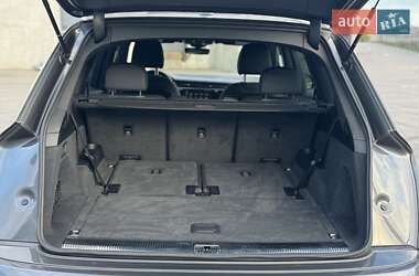 Позашляховик / Кросовер Audi Q7 2021 в 
