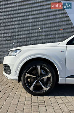 Позашляховик / Кросовер Audi Q7 2017 в  фото 10 Позашляховик / Кросовер Audi Q7 2017 в