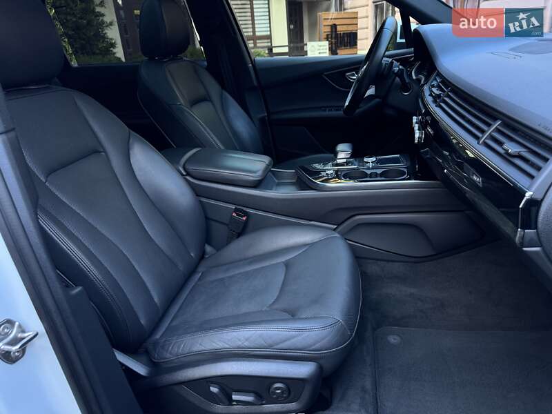 Внедорожник / Кроссовер Audi Q7 2017 в Черновцах