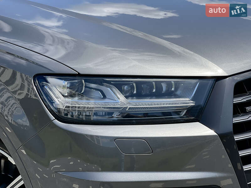 Позашляховик / Кросовер Audi Q7 2017 в Ужгороді