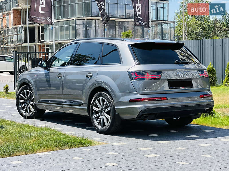 Позашляховик / Кросовер Audi Q7 2017 в Ужгороді