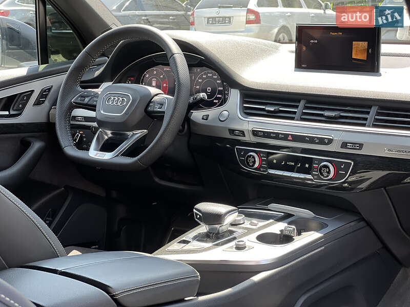 Позашляховик / Кросовер Audi Q7 2017 в Ужгороді