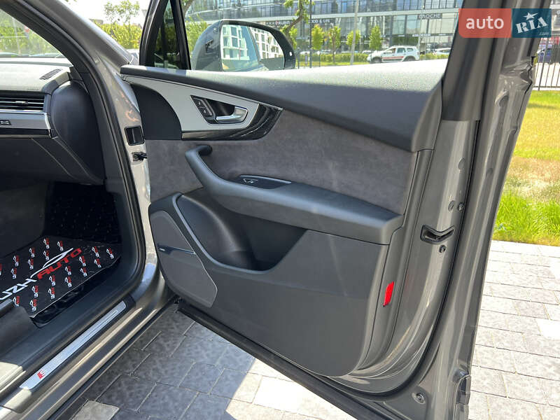 Позашляховик / Кросовер Audi Q7 2017 в Ужгороді