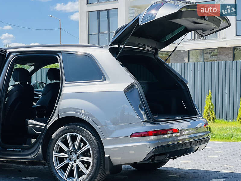 Позашляховик / Кросовер Audi Q7 2017 в Ужгороді
