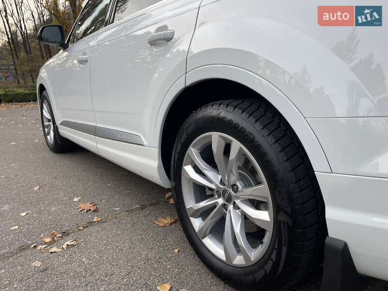 Внедорожник / Кроссовер Audi Q7 2015 в Киеве