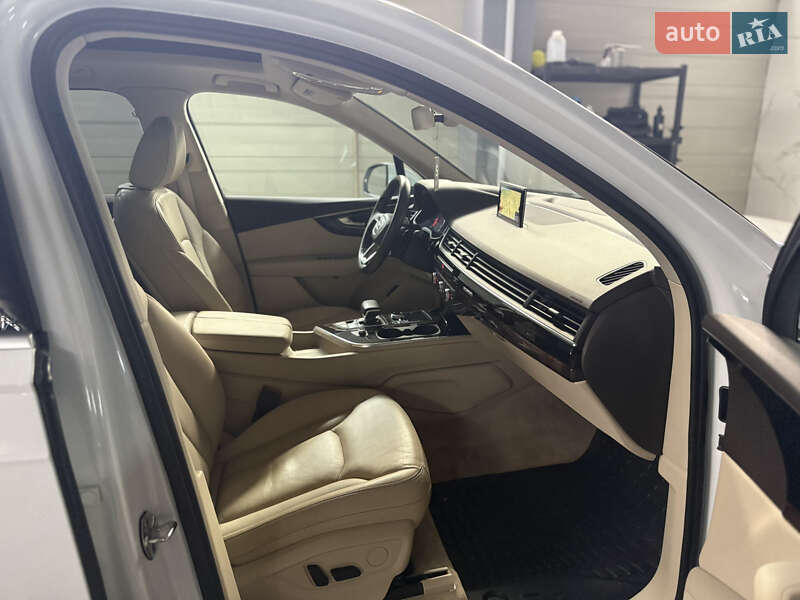 Внедорожник / Кроссовер Audi Q7 2017 в Новояворовске