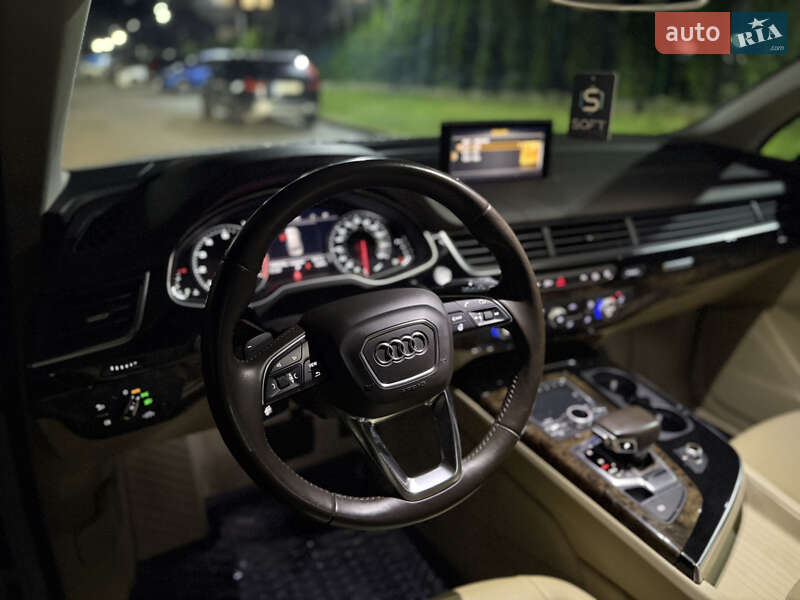 Внедорожник / Кроссовер Audi Q7 2017 в Новояворовске