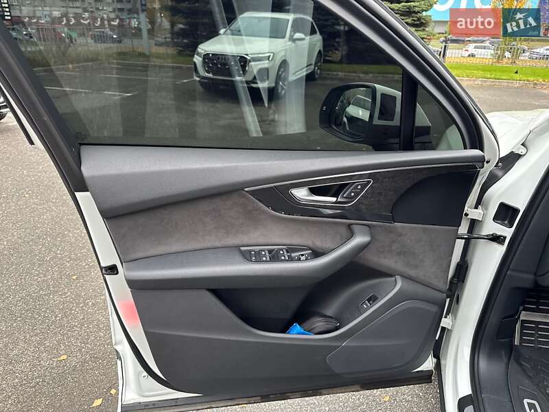 Позашляховик / Кросовер Audi Q7 2016 в Києві фото 27 Позашляховик / Кросовер Audi Q7 2016 в Києві