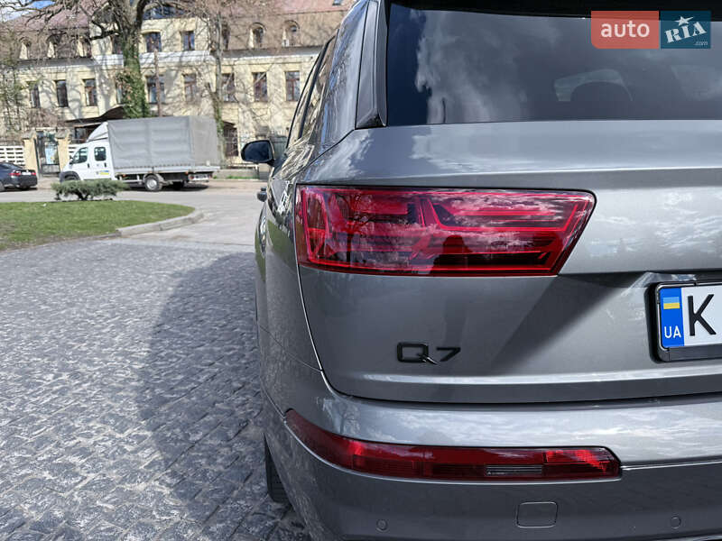 Позашляховик / Кросовер Audi Q7 2016 в Києві