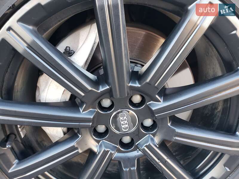 Позашляховик / Кросовер Audi Q7 2016 в Чуднові