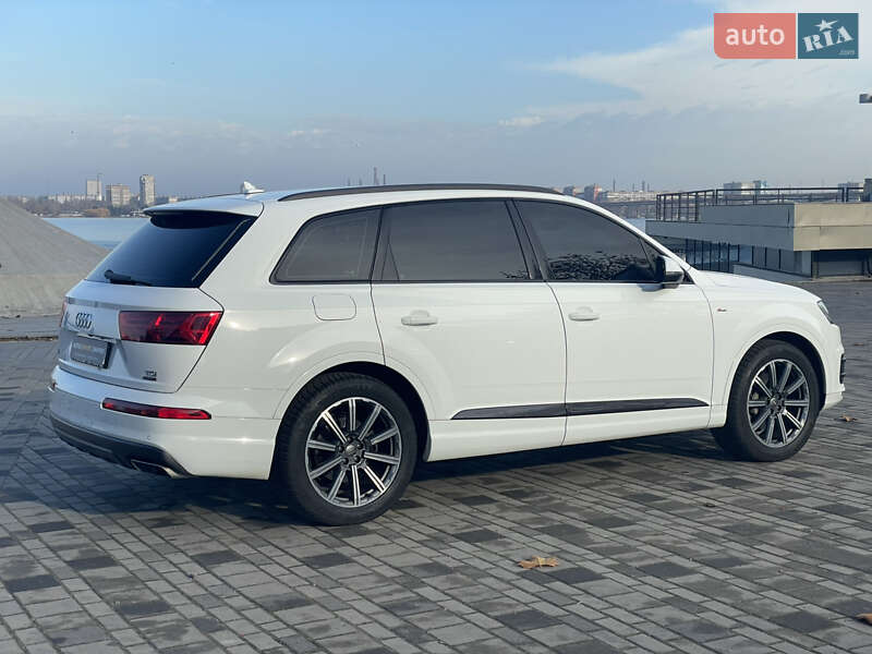 Позашляховик / Кросовер Audi Q7 2017 в Дніпрі