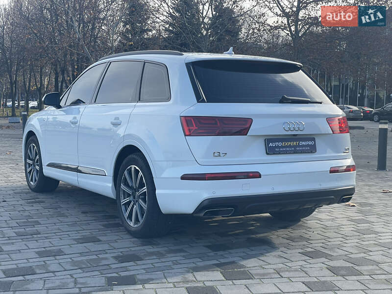 Позашляховик / Кросовер Audi Q7 2017 в Дніпрі
