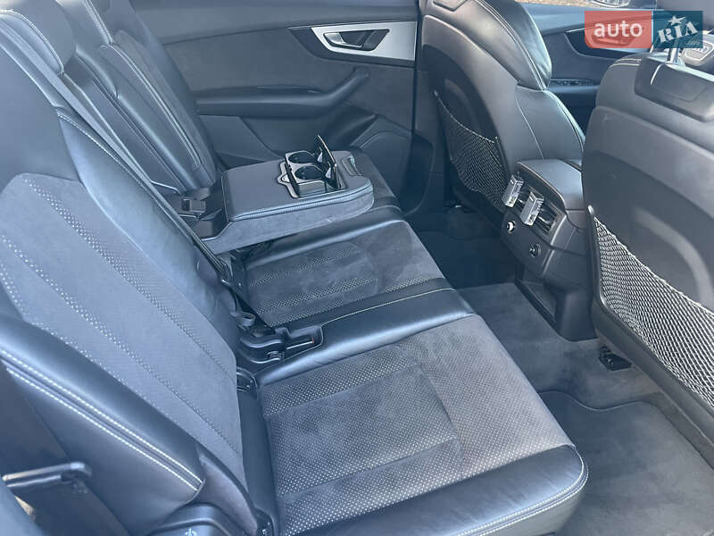 Позашляховик / Кросовер Audi Q7 2017 в Дніпрі