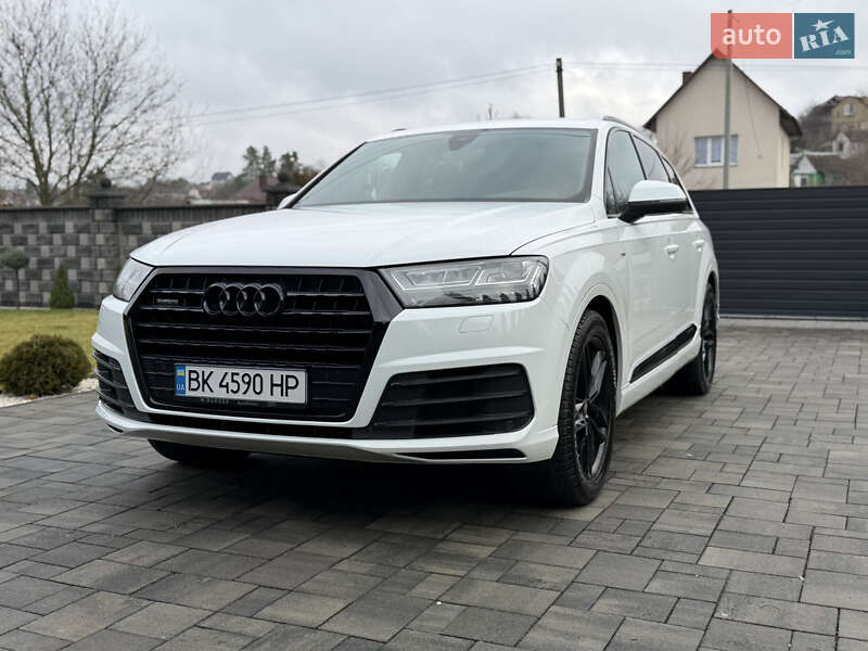 Позашляховик / Кросовер Audi Q7 2017 в Рівному