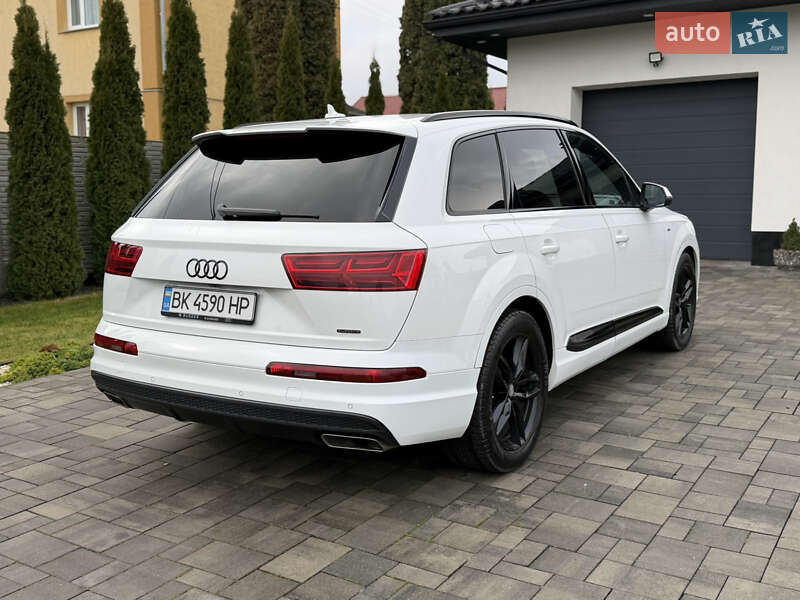 Позашляховик / Кросовер Audi Q7 2017 в Рівному
