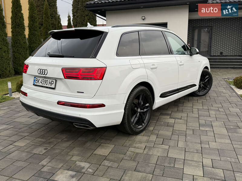 Позашляховик / Кросовер Audi Q7 2017 в Рівному