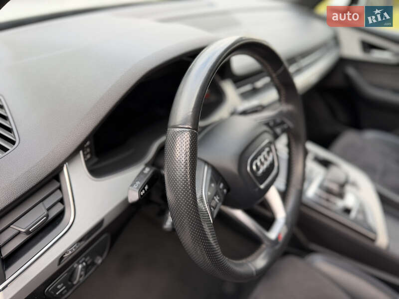 Позашляховик / Кросовер Audi Q7 2017 в Рівному