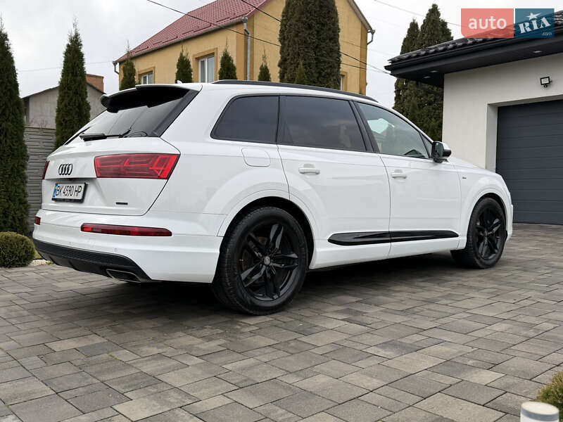 Позашляховик / Кросовер Audi Q7 2017 в Рівному