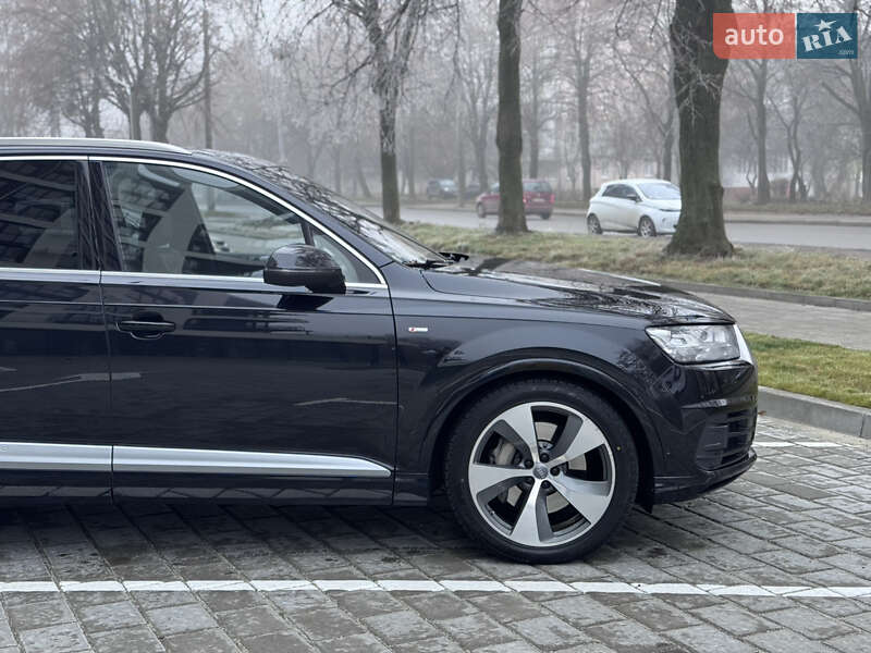 Внедорожник / Кроссовер Audi Q7 2017 в Ровно