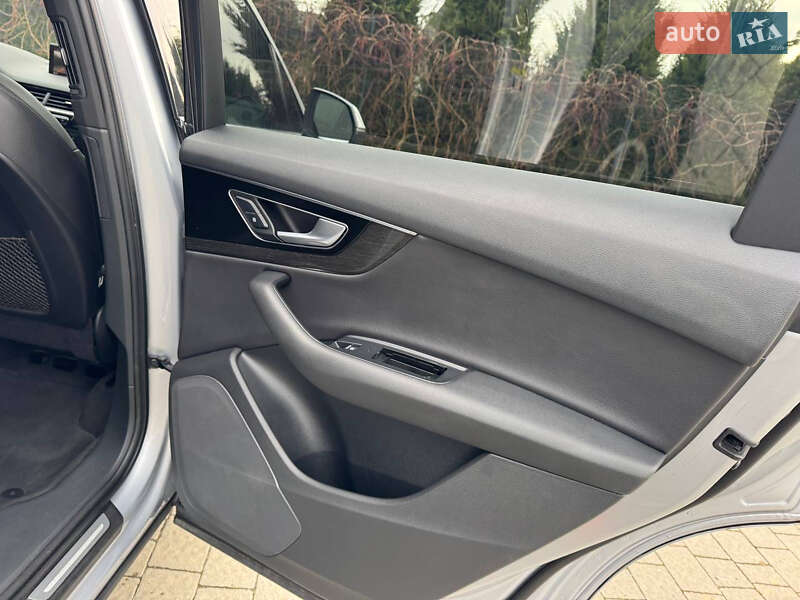 Позашляховик / Кросовер Audi Q7 2017 в Стрию