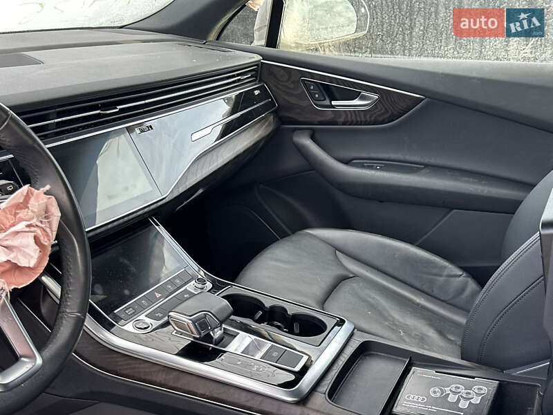 Позашляховик / Кросовер Audi Q7 2021 в Ужгороді