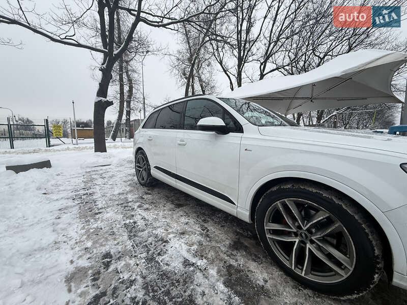 Внедорожник / Кроссовер Audi Q7 2017 в Костополе