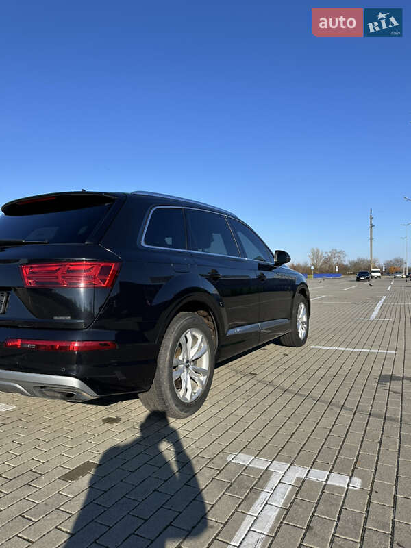 Внедорожник / Кроссовер Audi Q7 2017 в Нововолынске