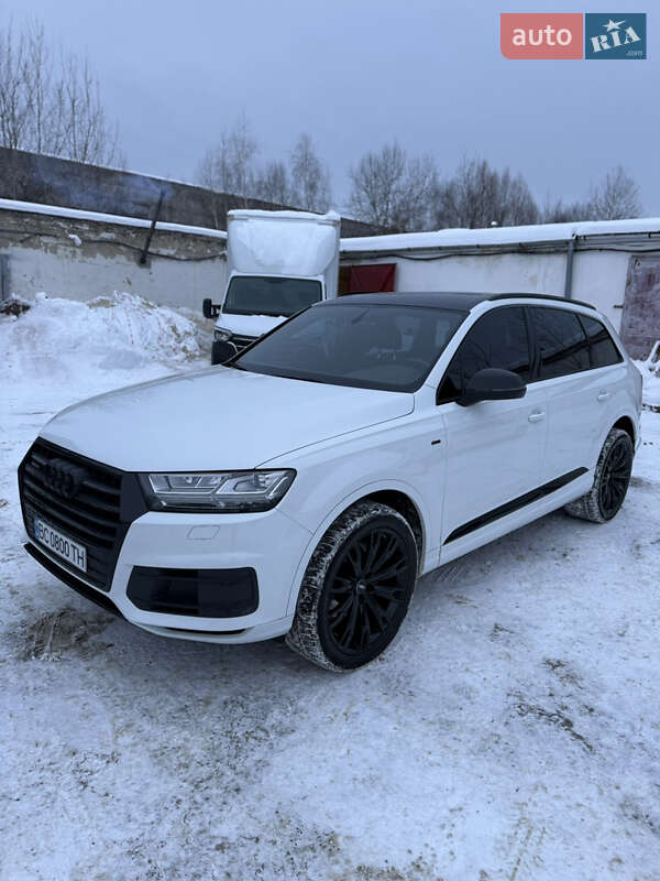 Внедорожник / Кроссовер Audi Q7 2016 в Новояворовске