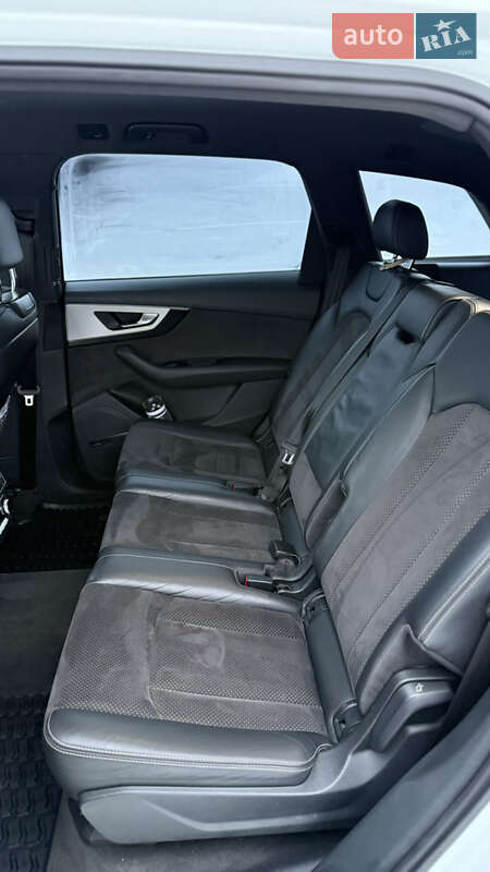 Внедорожник / Кроссовер Audi Q7 2016 в Новояворовске