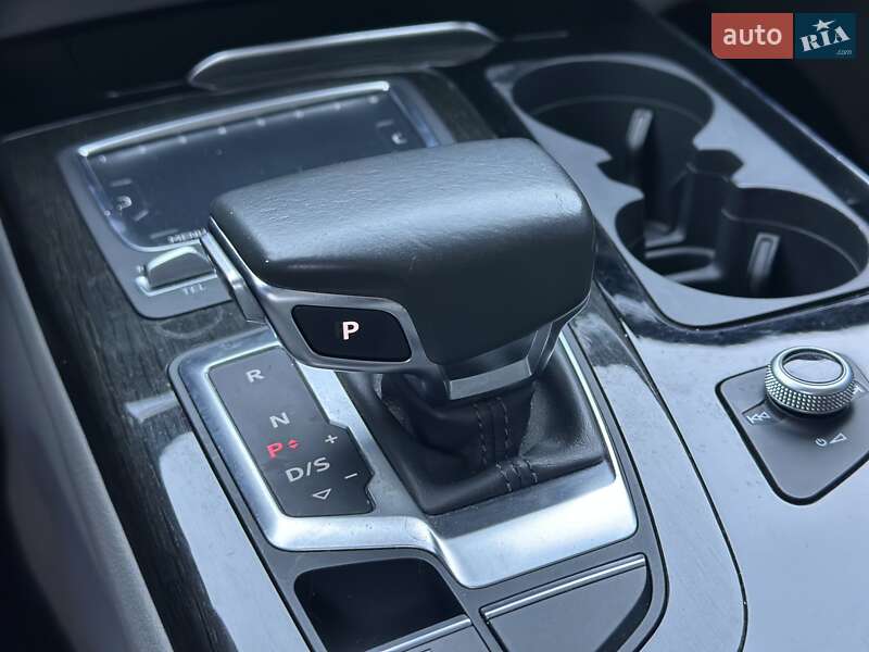 Внедорожник / Кроссовер Audi Q7 2017 в Нетешине