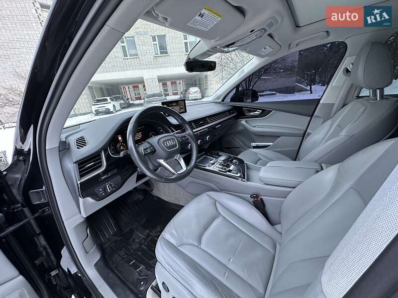 Внедорожник / Кроссовер Audi Q7 2017 в Нетешине