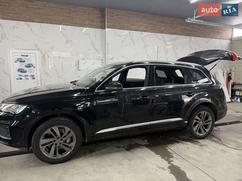 Внедорожник / Кроссовер Audi Q7 2020 в Новояворовске
