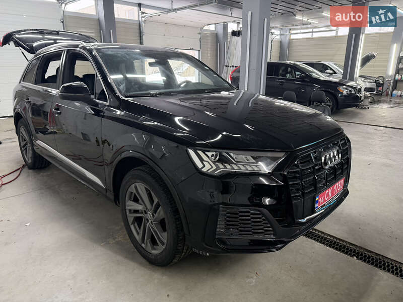 Внедорожник / Кроссовер Audi Q7 2020 в Новояворовске