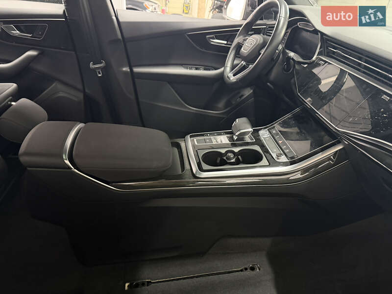 Внедорожник / Кроссовер Audi Q7 2020 в Новояворовске
