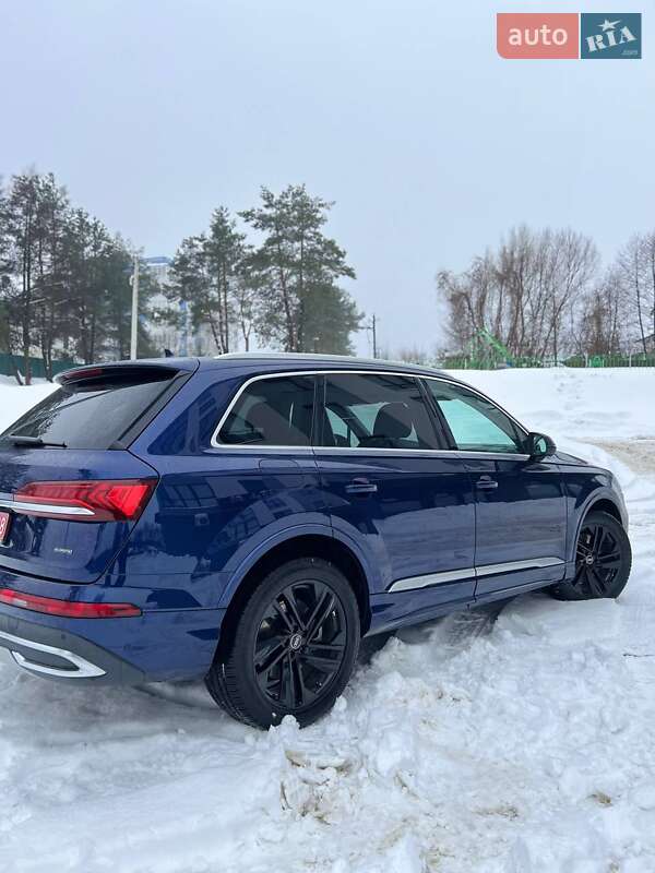 Внедорожник / Кроссовер Audi Q7 2022 в Новояворовске
