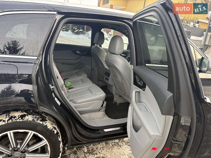 Внедорожник / Кроссовер Audi Q7 2017 в Новояворовске