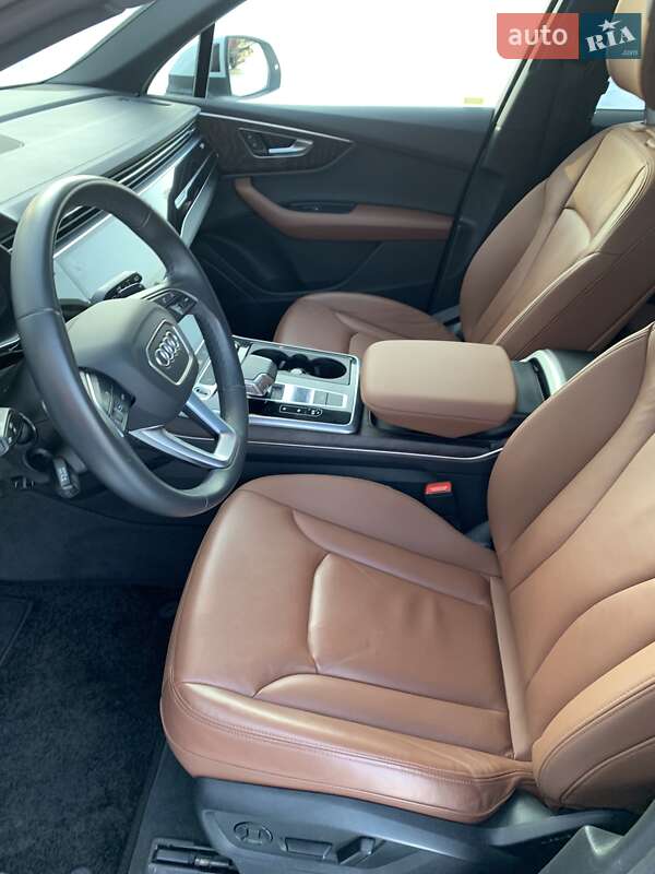 Позашляховик / Кросовер Audi Q7 2023 в Рівному
