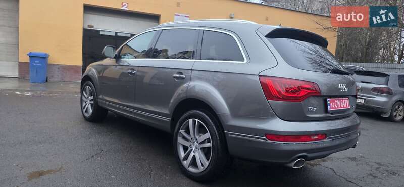Позашляховик / Кросовер Audi Q7 2015 в Ужгороді