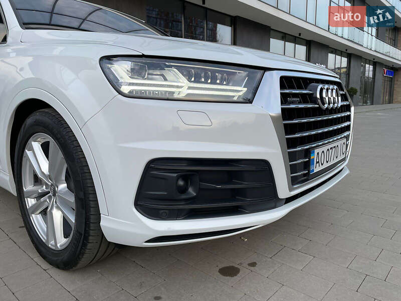 Позашляховик / Кросовер Audi Q7 2015 в Ужгороді