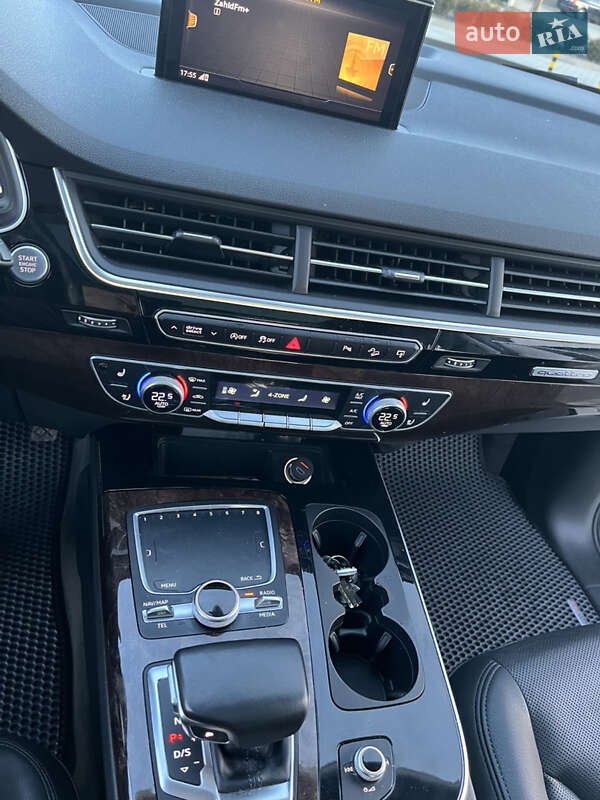 Позашляховик / Кросовер Audi Q7 2016 в Хусті