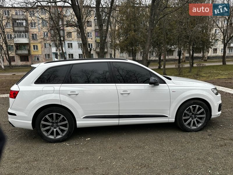 Позашляховик / Кросовер Audi Q7 2017 в Дніпрі