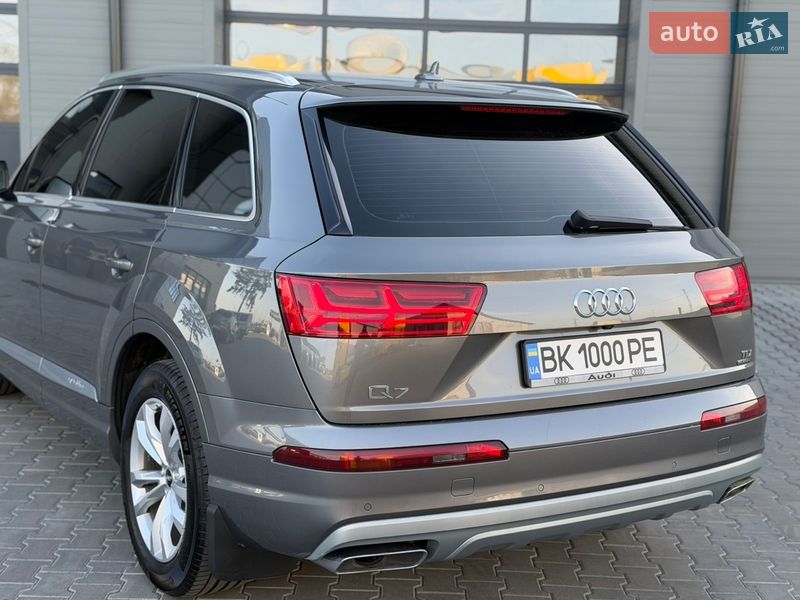 Позашляховик / Кросовер Audi Q7 2016 в Сарнах