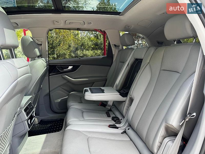 Позашляховик / Кросовер Audi Q7 2016 в Києві