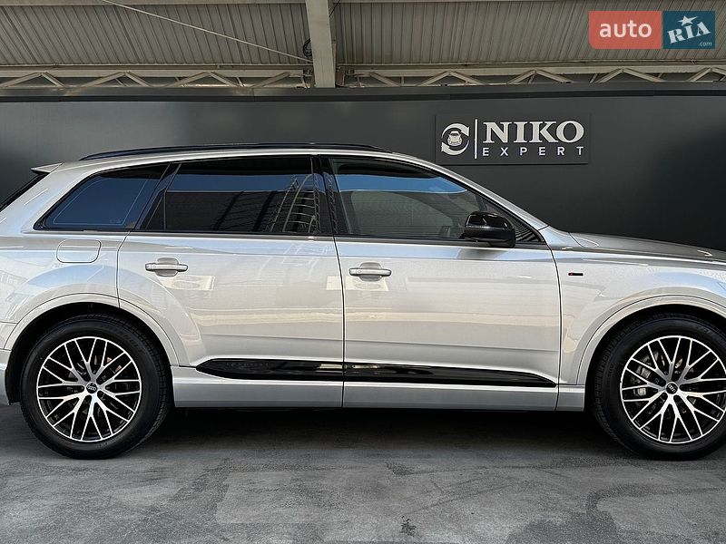 Внедорожник / Кроссовер Audi Q7 2017 в Киеве