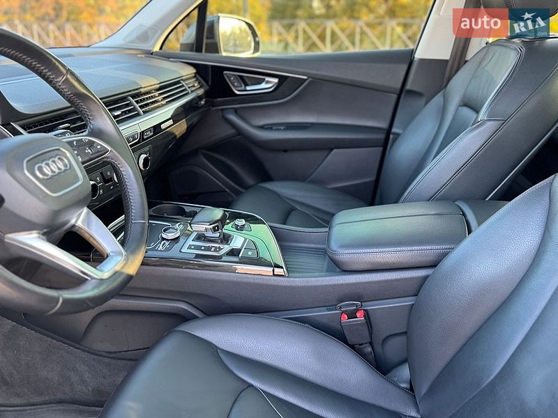 Позашляховик / Кросовер Audi Q7 2015 в Краснограді