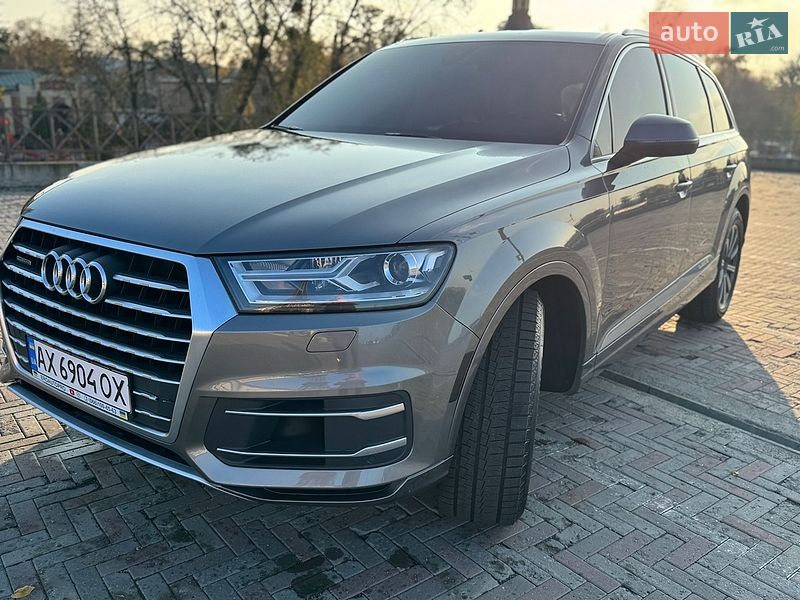 Позашляховик / Кросовер Audi Q7 2015 в Краснограді